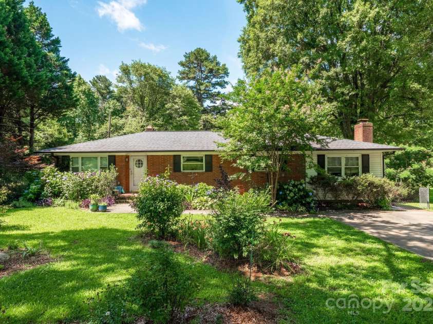 2008 Kimway Drive, Matthews, NC 28105.  MLS# CAR4273104, YatesRealty ID 22823. 