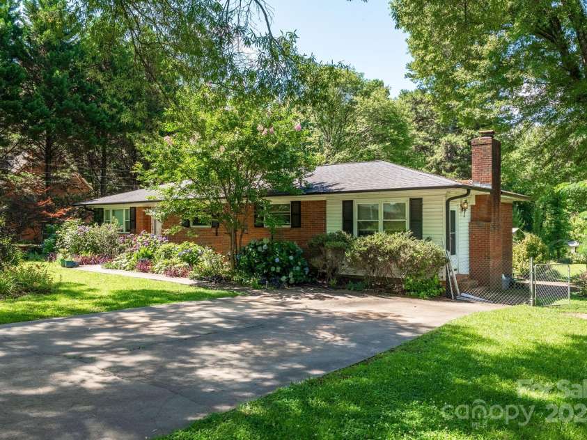 2008 Kimway Drive, Matthews, NC 28105.  MLS# CAR4273104, YatesRealty ID 22823. 