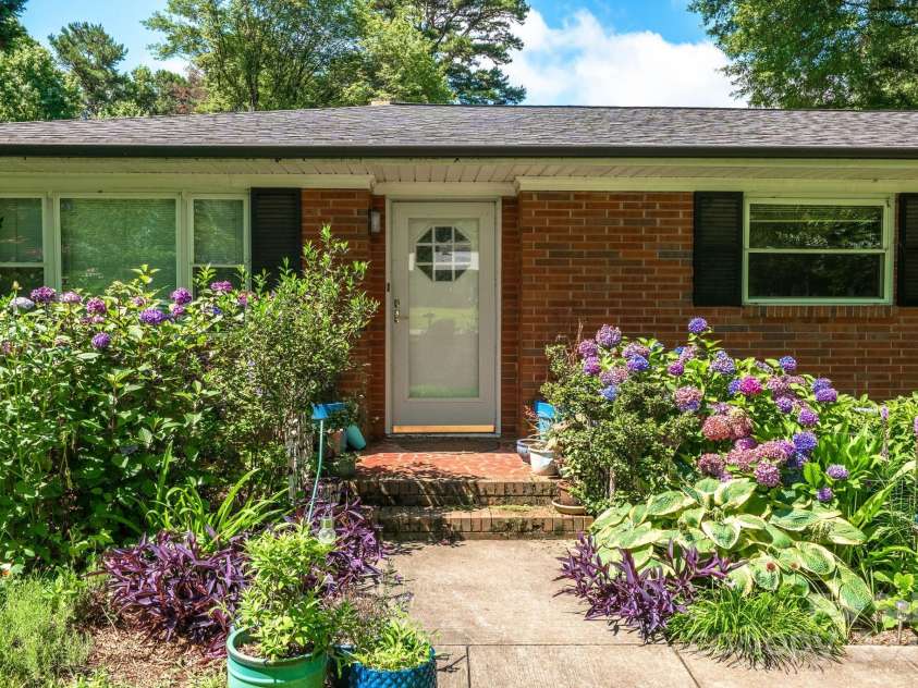 2008 Kimway Drive, Matthews, NC 28105.  MLS# CAR4273104, YatesRealty ID 22823. 
