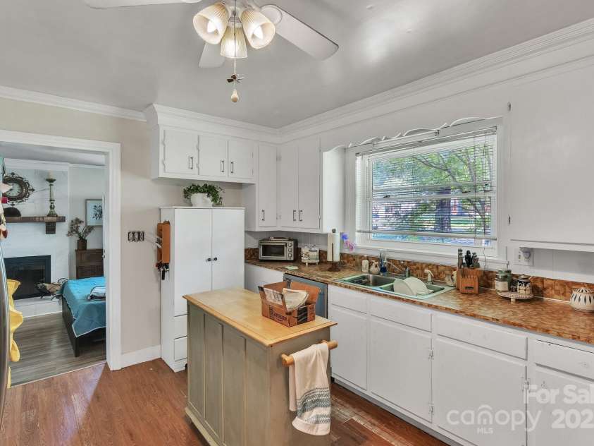 2008 Kimway Drive, Matthews, NC 28105.  MLS# CAR4273104, YatesRealty ID 22823. 