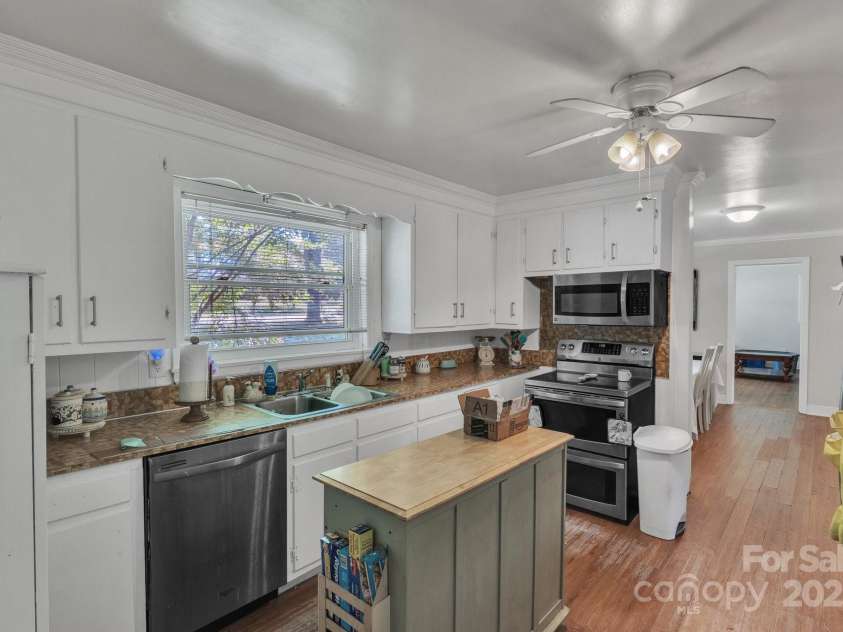 2008 Kimway Drive, Matthews, NC 28105.  MLS# CAR4273104, YatesRealty ID 22823. 