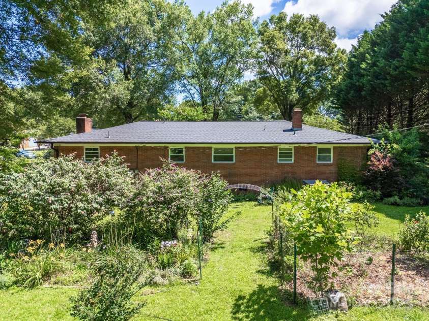 2008 Kimway Drive, Matthews, NC 28105.  MLS# CAR4273104, YatesRealty ID 22823. 