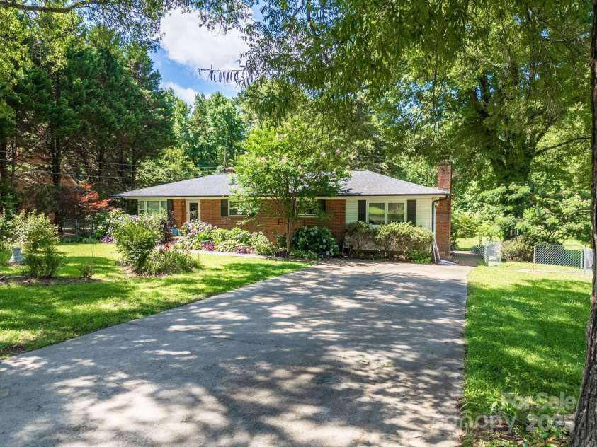 2008 Kimway Drive, Matthews, NC 28105.  MLS# CAR4273104, YatesRealty ID 22823. 
