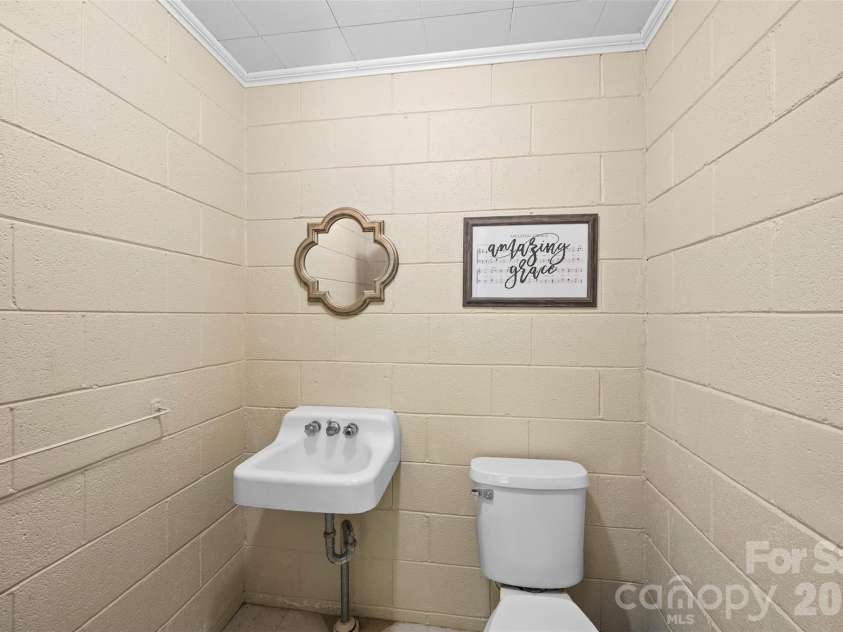 208 Dixie Street, Cherryville, NC 28021.  MLS# CAR4374662, YatesRealty ID 22823. 