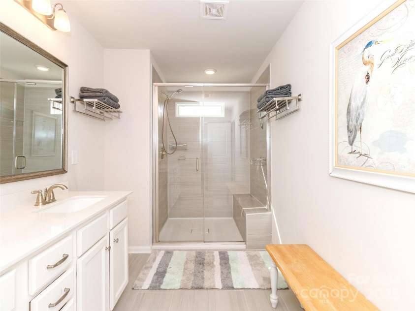 426 Kenwood View, Indian Trail, NC 28079.  MLS# CAR4234427, YatesRealty ID 22825. Upstairs Ensuite Bath