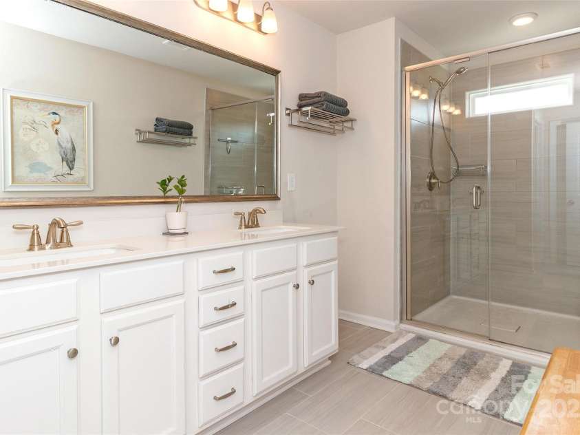 426 Kenwood View, Indian Trail, NC 28079.  MLS# CAR4234427, YatesRealty ID 22825. Upstairs Ensuite Bath