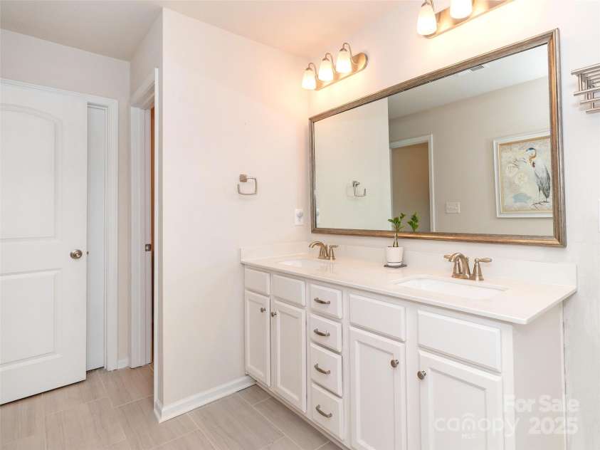 426 Kenwood View, Indian Trail, NC 28079.  MLS# CAR4234427, YatesRealty ID 22825. Upstairs Ensuite Bath