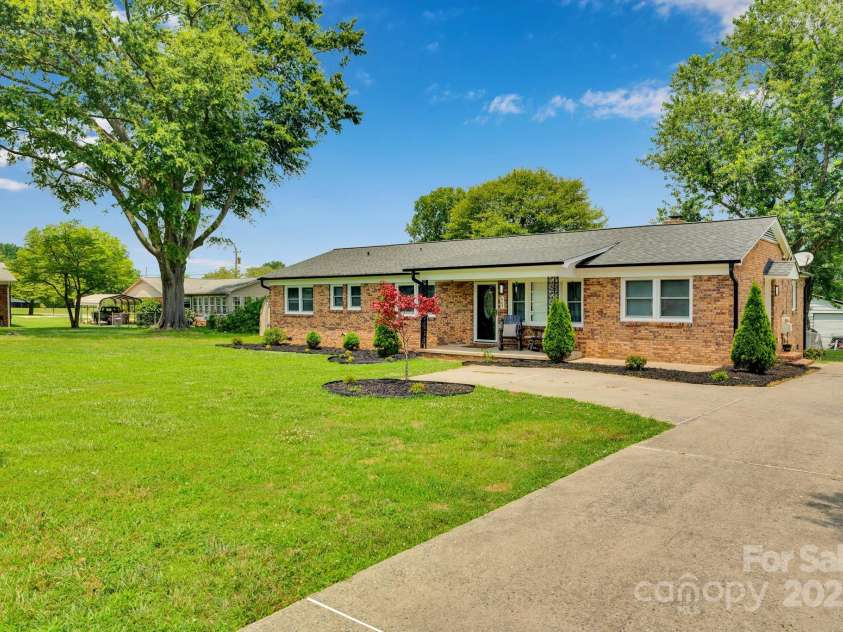 905 Blalock Drive, Kings Mountain, NC 28086.  MLS# CAR4228264, YatesRealty ID 22827. Beautiful landscaping