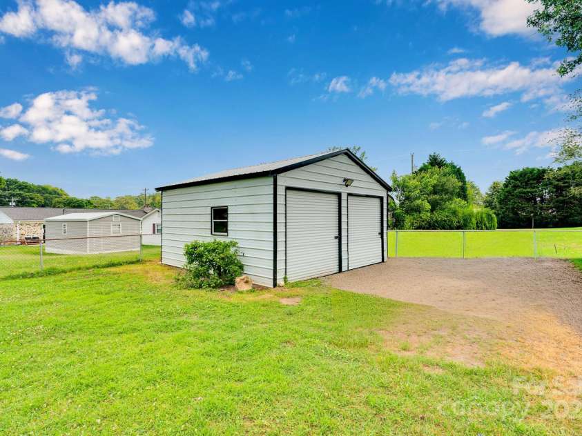 905 Blalock Drive, Kings Mountain, NC 28086.  MLS# CAR4228264, YatesRealty ID 22827. Detached 2 car garage