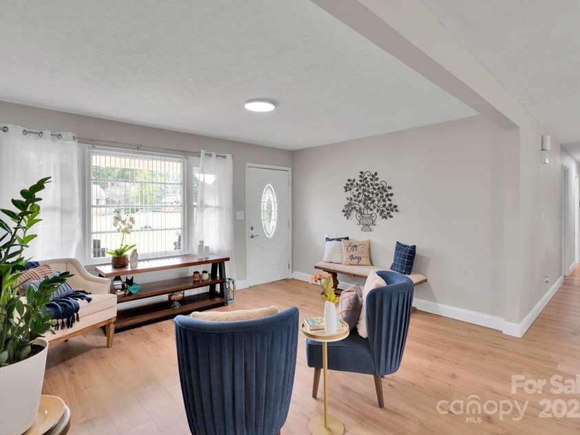 905 Blalock Drive, Kings Mountain, NC 28086.  MLS# CAR4228264, YatesRealty ID 22827. Foyer/flex space