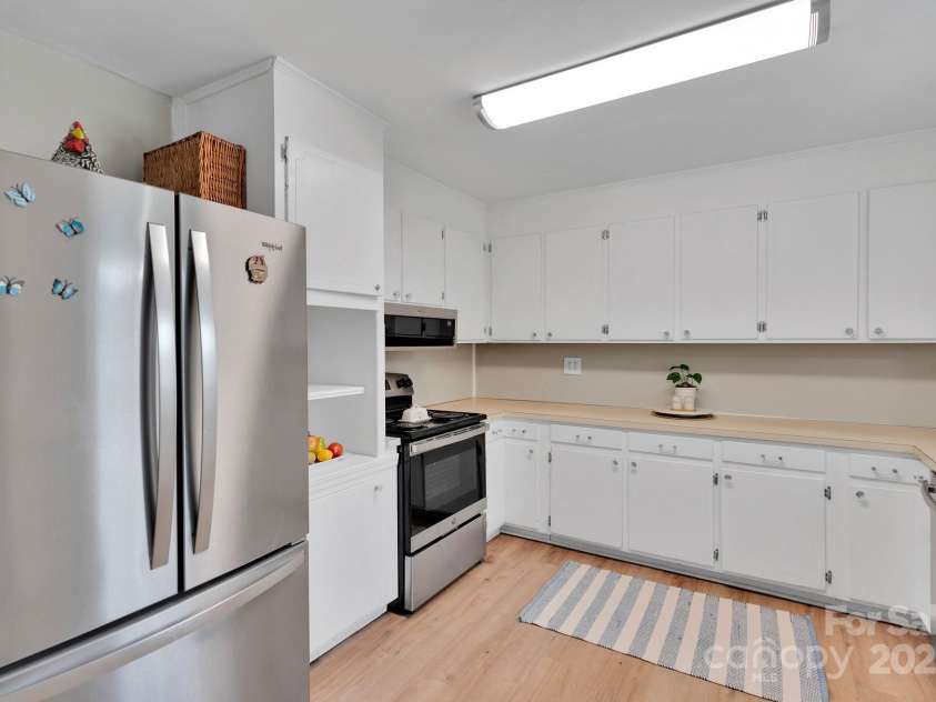 905 Blalock Drive, Kings Mountain, NC 28086.  MLS# CAR4228264, YatesRealty ID 22827. Stainless steel appliances