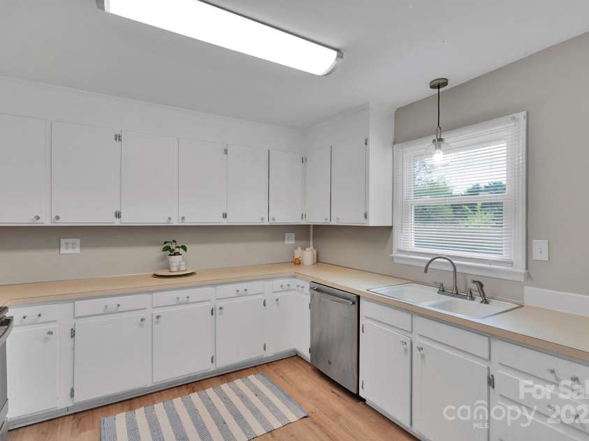 905 Blalock Drive, Kings Mountain, NC 28086.  MLS# CAR4228264, YatesRealty ID 22827. Tons of cabinetry