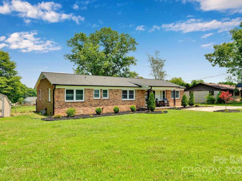 905 Blalock Drive, Kings Mountain, NC 28086.  MLS# CAR4228264, YatesRealty ID 22827. Vast front yard