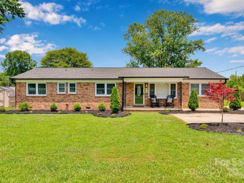 905 Blalock Drive, Kings Mountain, NC 28086.  MLS# CAR4228264, YatesRealty ID 22827. Welcome Home