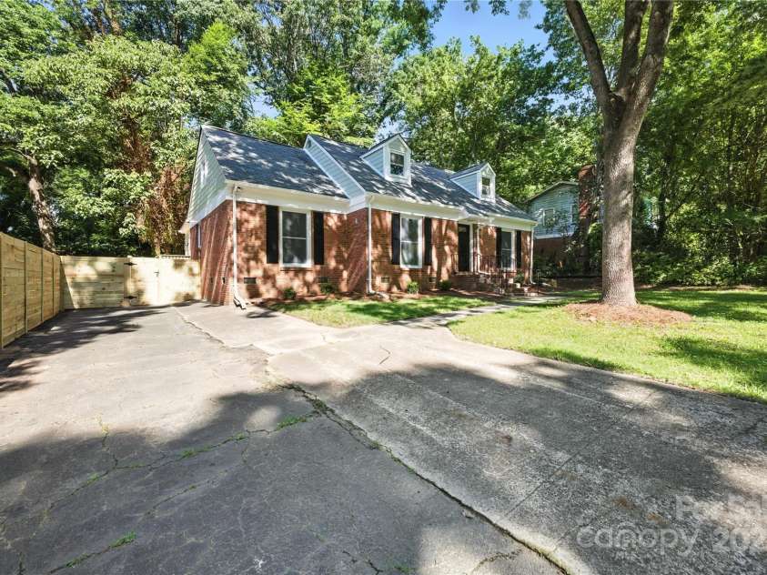 6127 Eagle Peak Drive, Charlotte, NC 28214.  MLS# CAR4267898, YatesRealty ID 22828. 