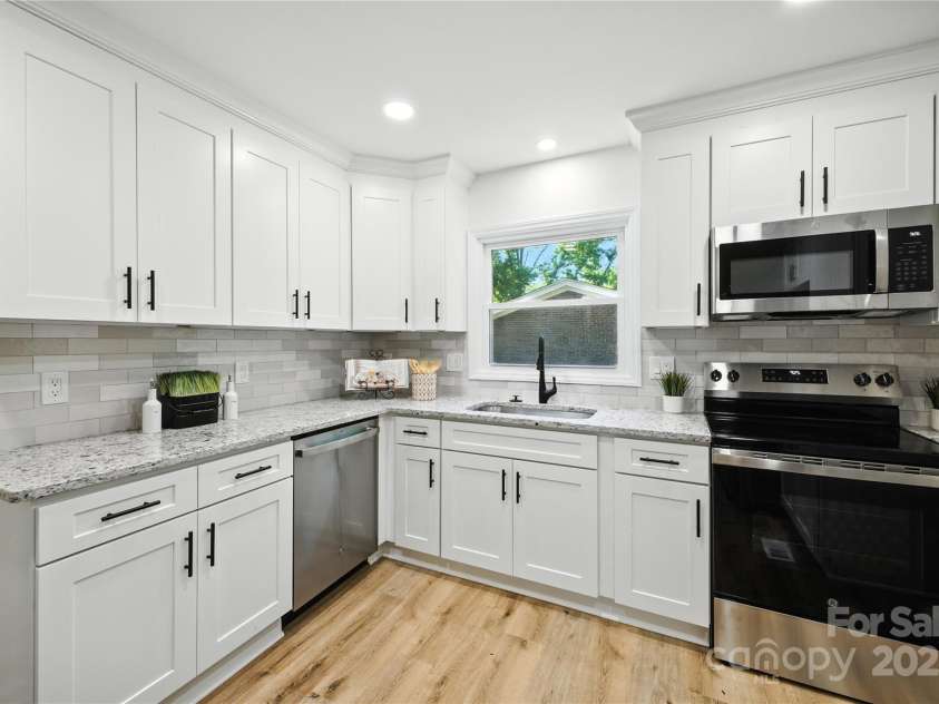 6127 Eagle Peak Drive, Charlotte, NC 28214.  MLS# CAR4267898, YatesRealty ID 22828. 