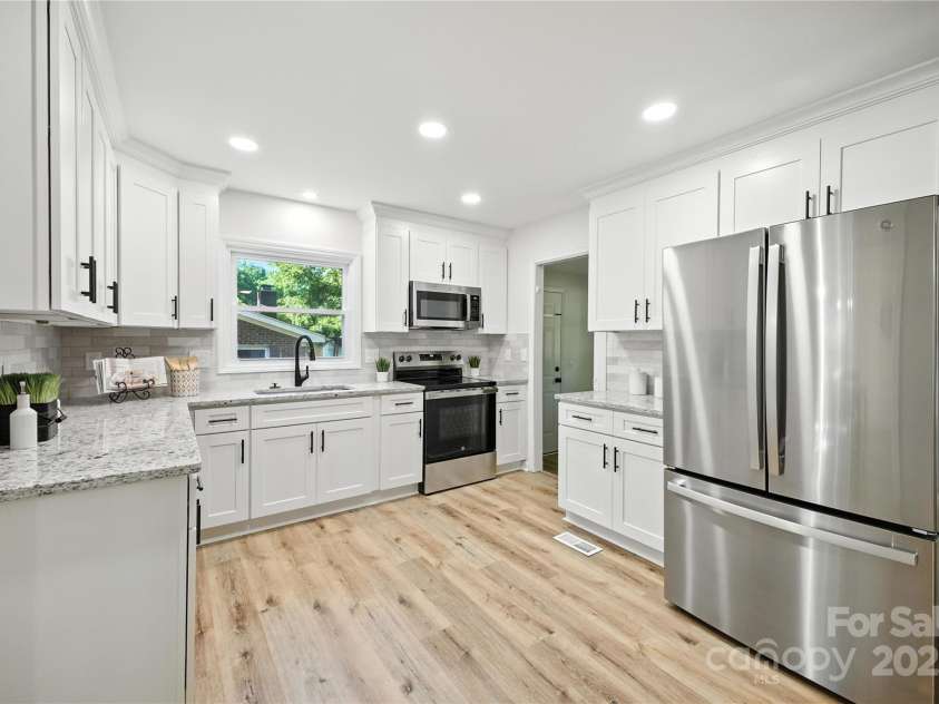 6127 Eagle Peak Drive, Charlotte, NC 28214.  MLS# CAR4267898, YatesRealty ID 22828. 