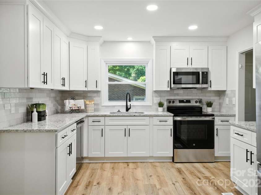 6127 Eagle Peak Drive, Charlotte, NC 28214.  MLS# CAR4267898, YatesRealty ID 22828. 