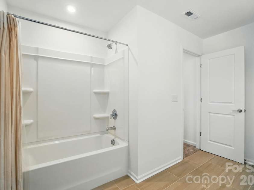 11113 Godwit Lane, Charlotte, NC 28278.  MLS# CAR4268696, YatesRealty ID 2283. 2nd bath upstairs