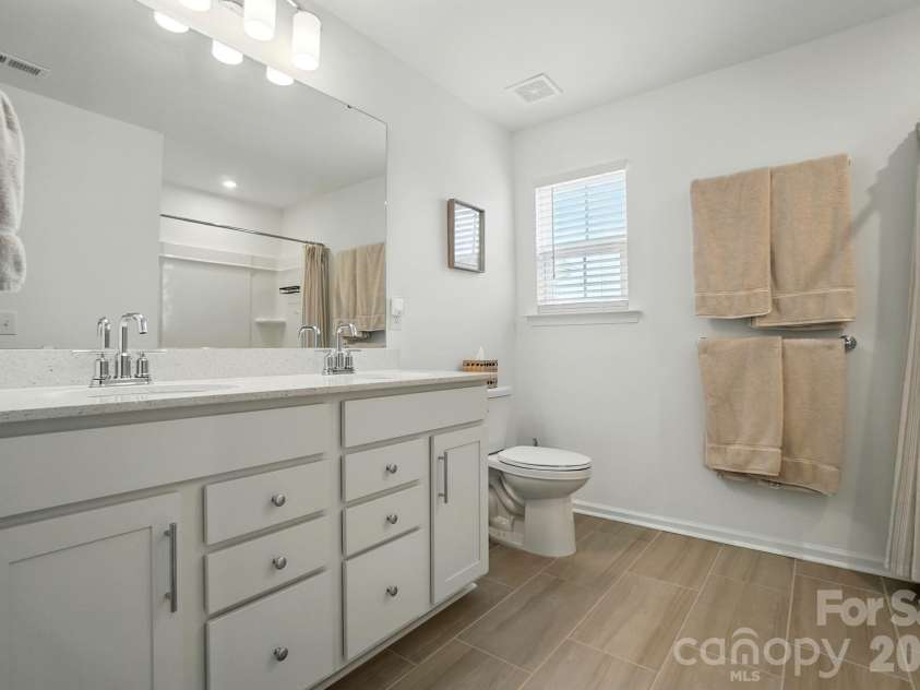 11113 Godwit Lane, Charlotte, NC 28278.  MLS# CAR4268696, YatesRealty ID 2283. 2nd full bath upstairs