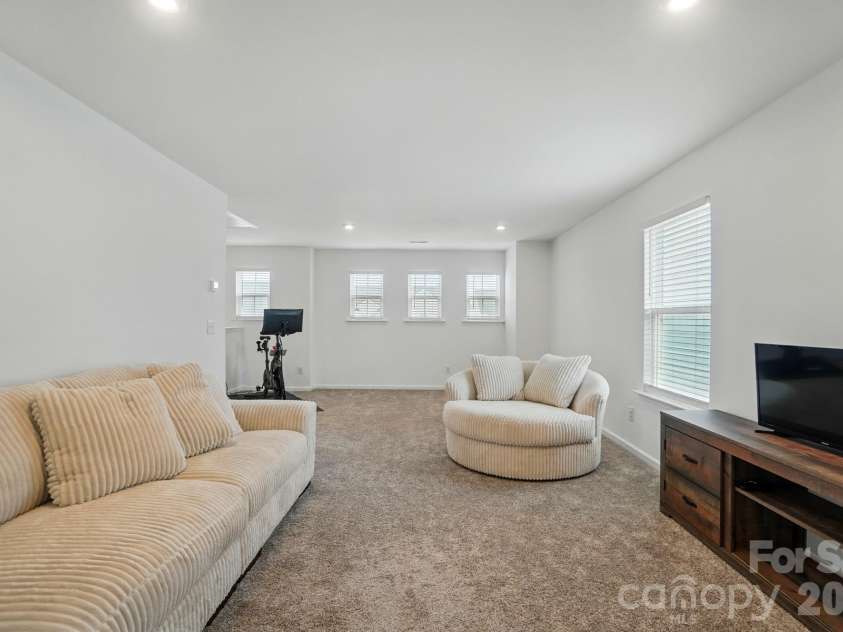 11113 Godwit Lane, Charlotte, NC 28278.  MLS# CAR4268696, YatesRealty ID 2283. Loft 