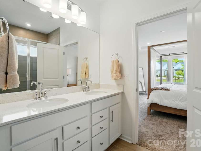 11113 Godwit Lane, Charlotte, NC 28278.  MLS# CAR4268696, YatesRealty ID 2283. Master bath