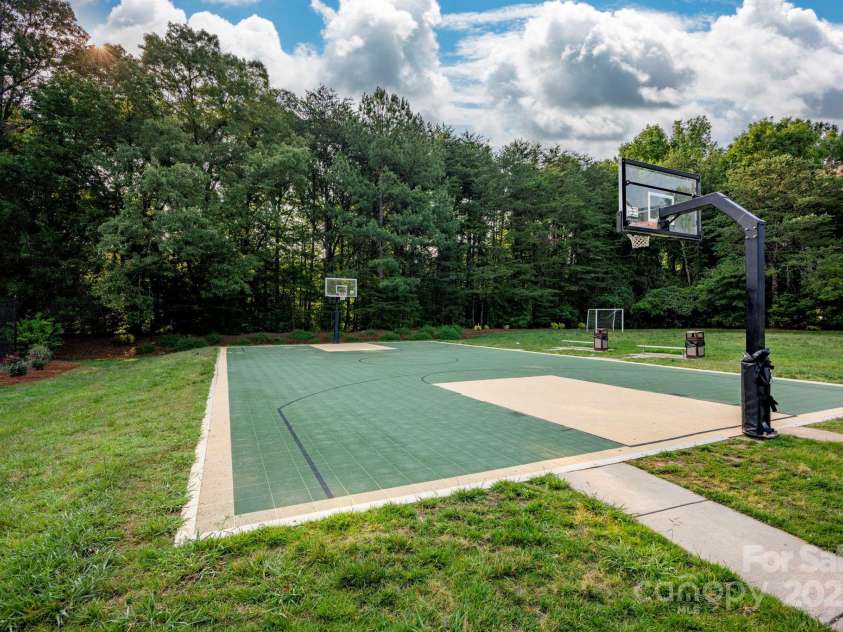16013 Wynfield Creek Parkway, Huntersville, NC 28078.  MLS# CAR4268989, YatesRealty ID 22830. Basketball court
