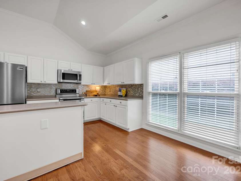 16013 Wynfield Creek Parkway, Huntersville, NC 28078.  MLS# CAR4268989, YatesRealty ID 22830. Breakfast table space with lots of light