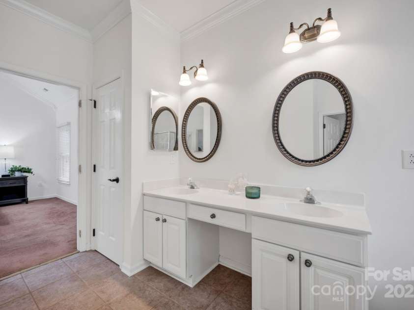 16013 Wynfield Creek Parkway, Huntersville, NC 28078.  MLS# CAR4268989, YatesRealty ID 22830. Primary bath