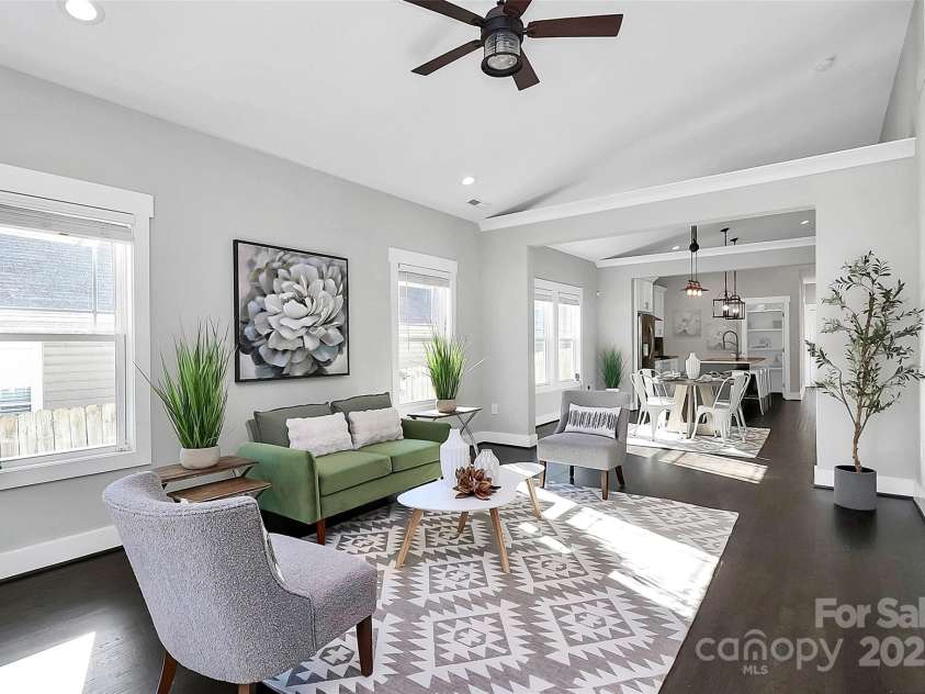 323 Keswick Avenue, Charlotte, NC 28206.  MLS# CAR4271562, YatesRealty ID 22833. Beautiful Open Floorplan