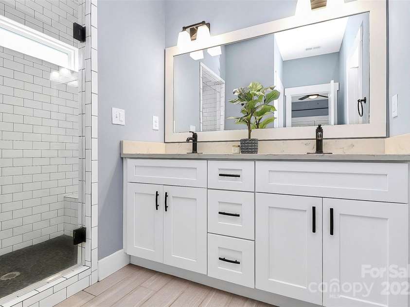 323 Keswick Avenue, Charlotte, NC 28206.  MLS# CAR4271562, YatesRealty ID 22833. Fabulous Master Bathroom.  Dual Vanity.