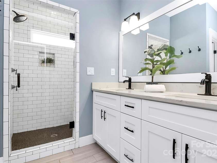 323 Keswick Avenue, Charlotte, NC 28206.  MLS# CAR4271562, YatesRealty ID 22833. Fabulous Master Bathroom.  Dual Vanity.