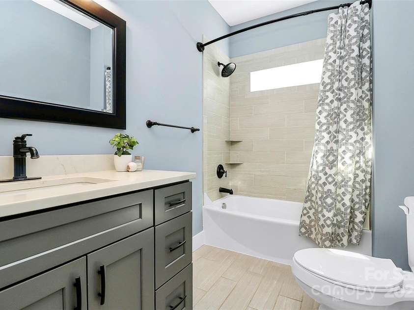 323 Keswick Avenue, Charlotte, NC 28206.  MLS# CAR4271562, YatesRealty ID 22833. Gorgeous Spacious Bathroom!