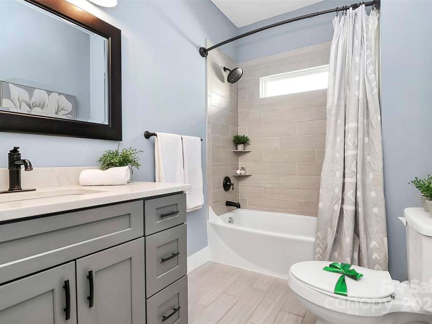 323 Keswick Avenue, Charlotte, NC 28206.  MLS# CAR4271562, YatesRealty ID 22833. Gorgeous Spacious Bathroom!