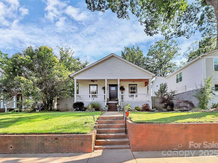 323 Keswick Avenue, Charlotte, NC 28206.  MLS# CAR4271562, YatesRealty ID 22833. Headed up to Camp North End!  Love it!