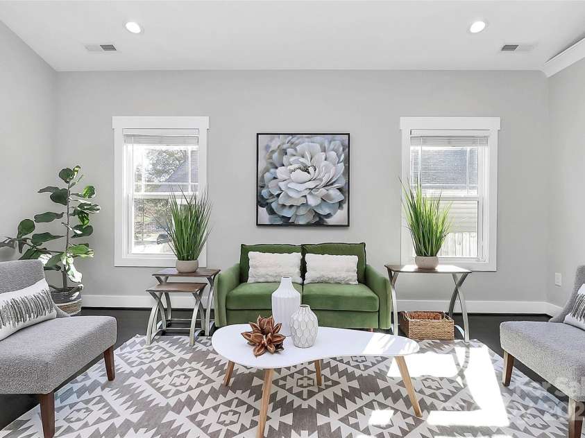 323 Keswick Avenue, Charlotte, NC 28206.  MLS# CAR4271562, YatesRealty ID 22833. Large Great Room with abundant light and vaulted ceilings