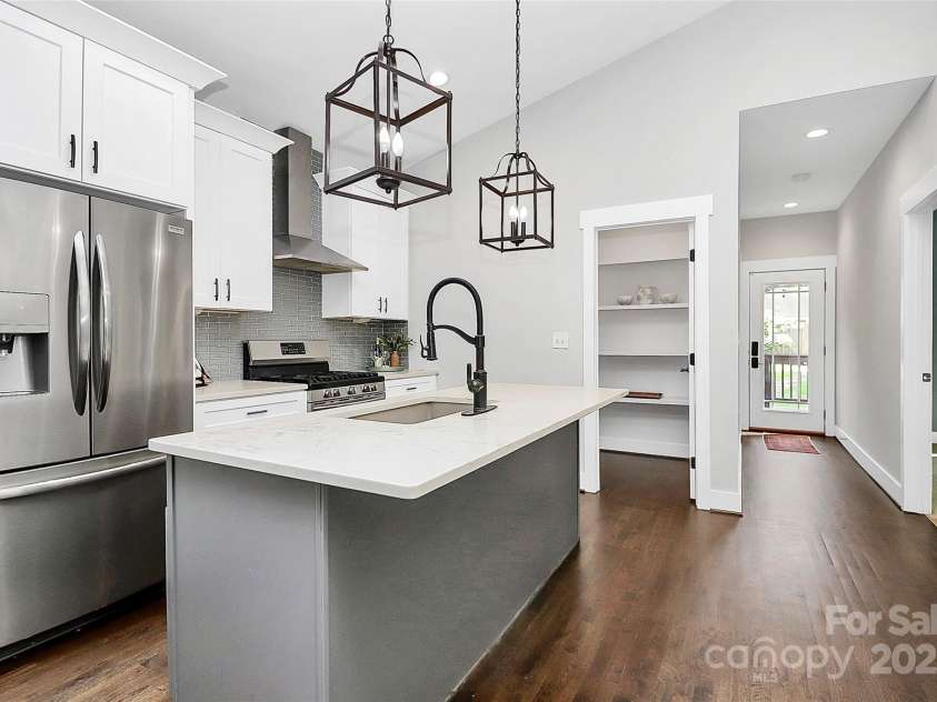 323 Keswick Avenue, Charlotte, NC 28206.  MLS# CAR4271562, YatesRealty ID 22833. This Kitchen is Gorgeous!