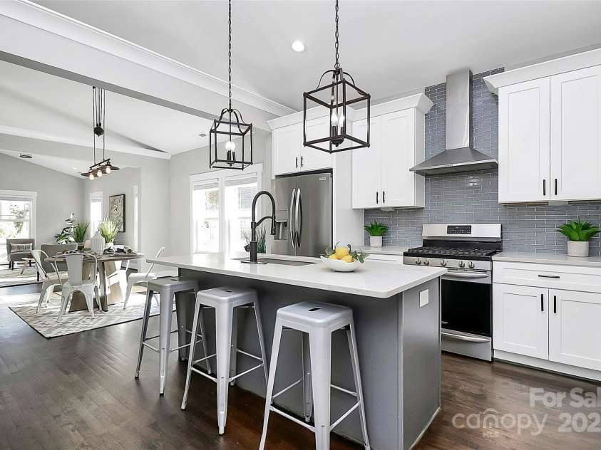 323 Keswick Avenue, Charlotte, NC 28206.  MLS# CAR4271562, YatesRealty ID 22833. This Kitchen is GORGEOUS!