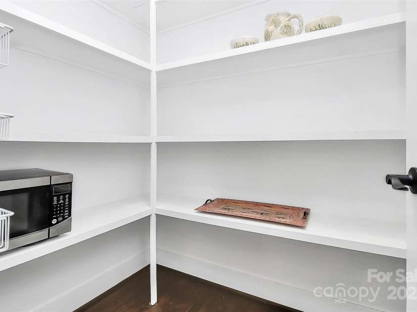 323 Keswick Avenue, Charlotte, NC 28206.  MLS# CAR4271562, YatesRealty ID 22833. This PANTRY!  Room for Everything and More!