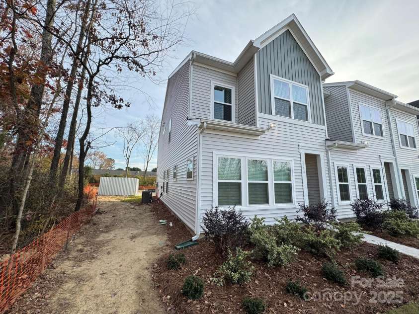 4754 Lakeview Road, Charlotte, NC 28216.  MLS# CAR4241433, YatesRealty ID 22834. 