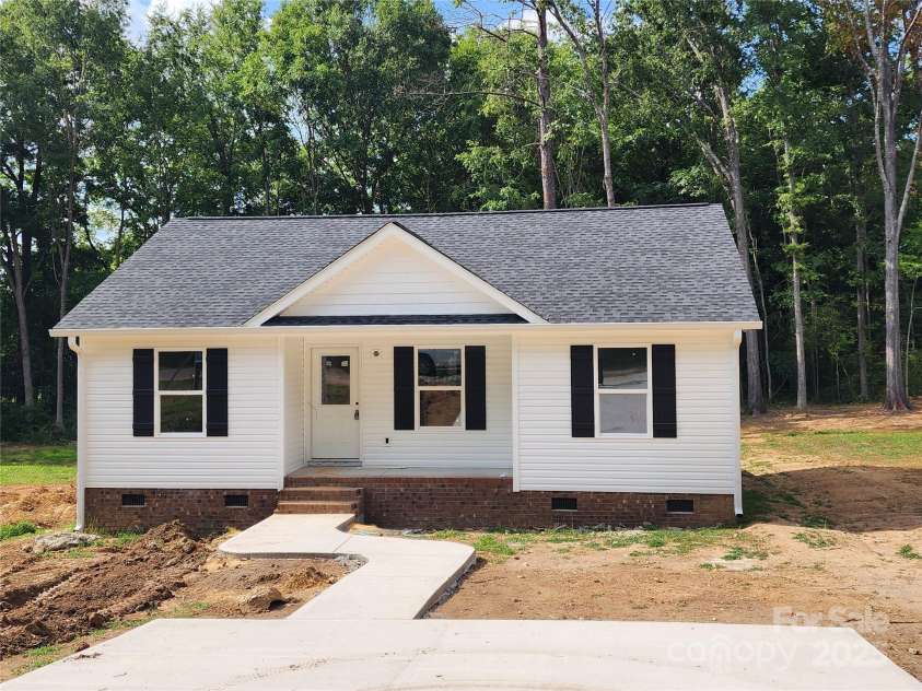 154 Hinton Street, Chester, SC 29706.  MLS# CAR4276134, YatesRealty ID 22836. Exterior Front