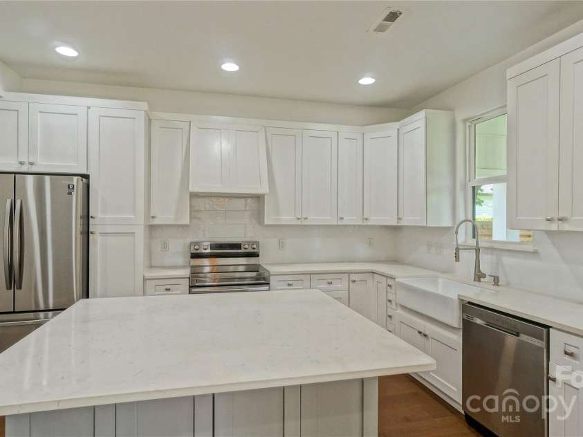 5511 Milhaven Lane, Charlotte, NC 28269.  MLS# CAR4275860, YatesRealty ID 22837. 