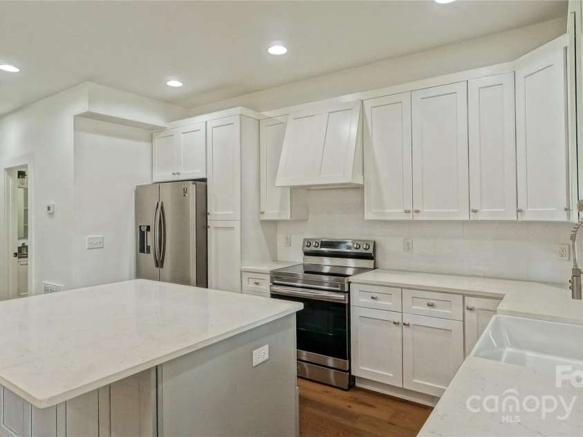 5511 Milhaven Lane, Charlotte, NC 28269.  MLS# CAR4275860, YatesRealty ID 22837. 