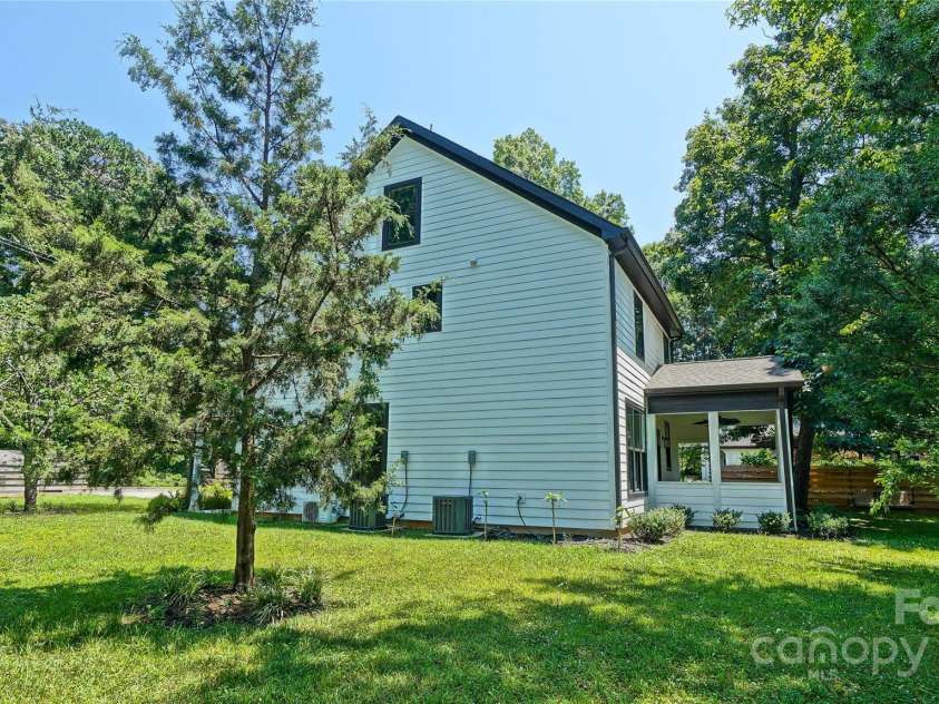 5511 Milhaven Lane, Charlotte, NC 28269.  MLS# CAR4275860, YatesRealty ID 22837. 