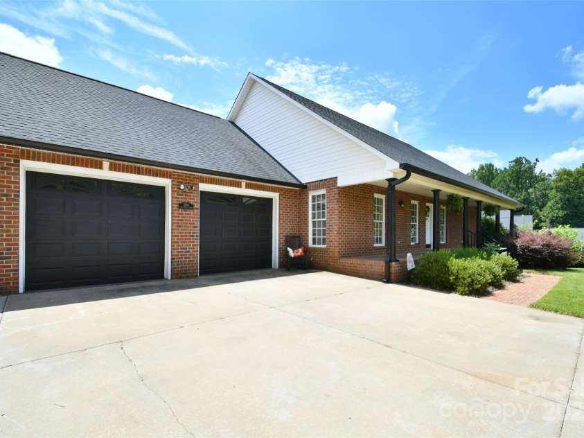 2914 Weatherfield Drive, Lincolnton, NC 28092.  MLS# CAR4283071, YatesRealty ID 22839. 