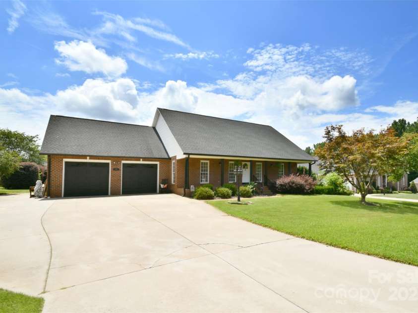2914 Weatherfield Drive, Lincolnton, NC 28092.  MLS# CAR4283071, YatesRealty ID 22839. 