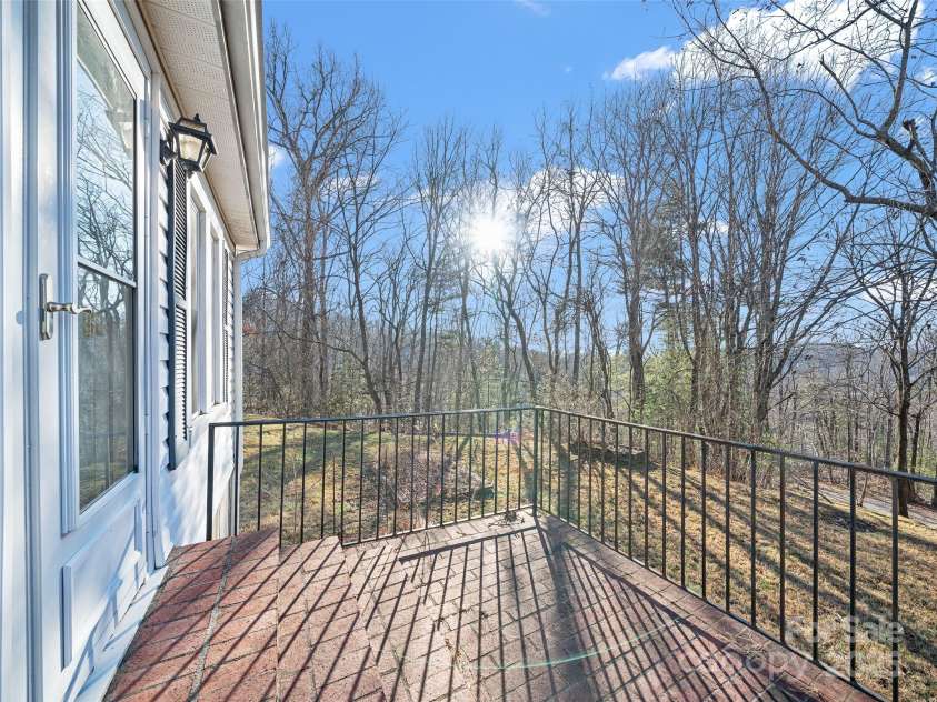 35 Smith Ridge Drive, Asheville, NC 28803.  MLS# CAR4332671, YatesRealty ID 2284. 