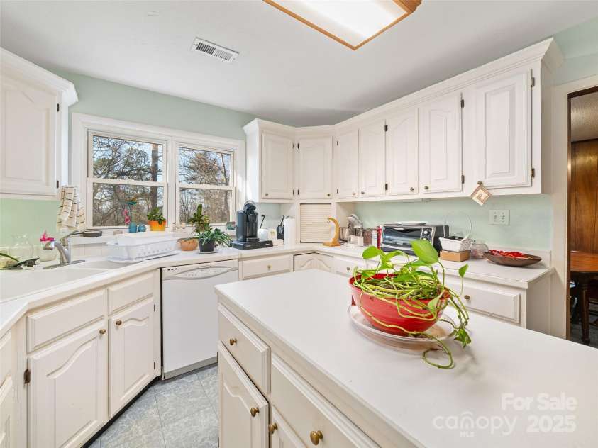 35 Smith Ridge Drive, Asheville, NC 28803.  MLS# CAR4332671, YatesRealty ID 2284. 