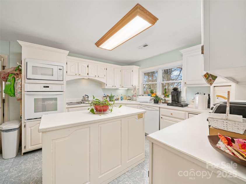 35 Smith Ridge Drive, Asheville, NC 28803.  MLS# CAR4332671, YatesRealty ID 2284. 