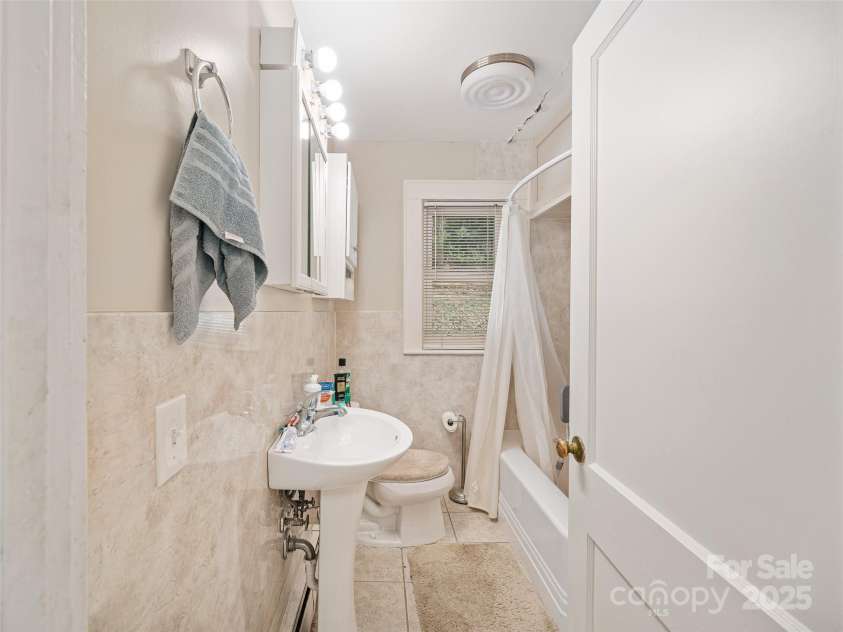 35 Smith Ridge Drive, Asheville, NC 28803.  MLS# CAR4332671, YatesRealty ID 2284. 